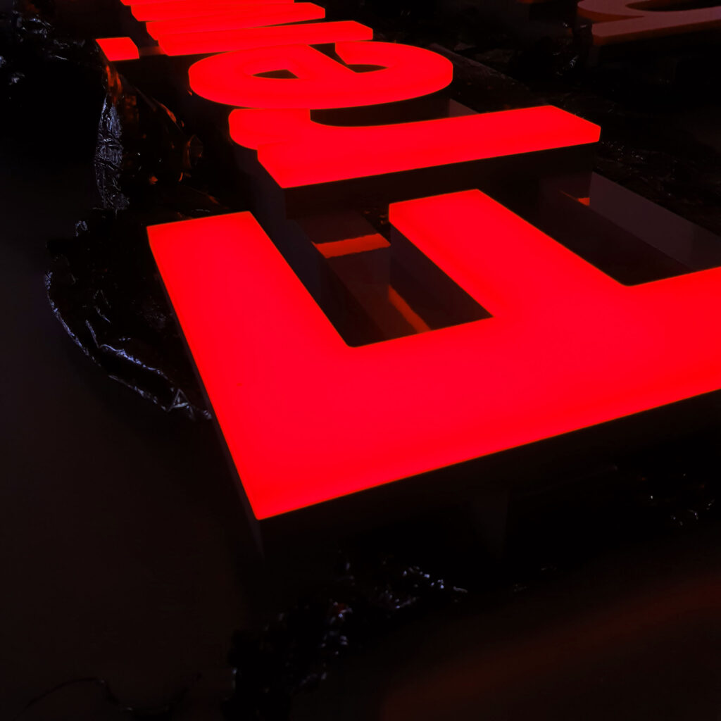 Roter LED 3D Buchstabe